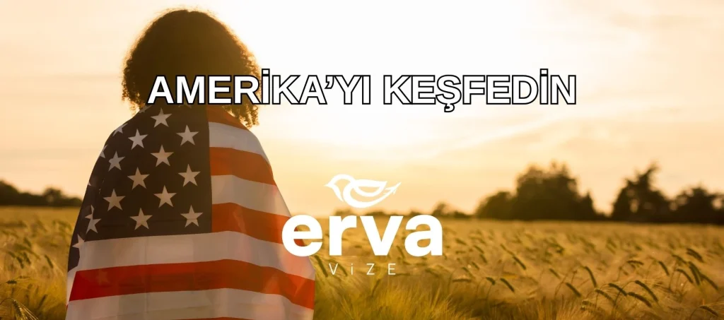 Amerika vizesi başvurusu için ABD bayrağı önünde seyahat temalı görsel – Erva Vize Danışmanlık